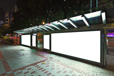 Geceleri otobüs durağındaki boş reklam panosu