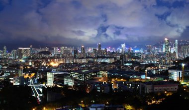 Gece vakti Hong Kong şehir merkezinde.