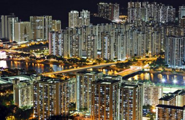 Gece vakti Hong Kong şehir merkezinde.