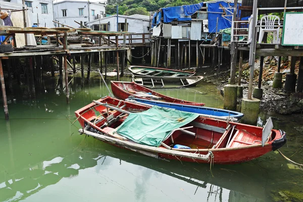 Tai O pueblo de pescadores con casa de zancos y barco viejo — Foto de Stock