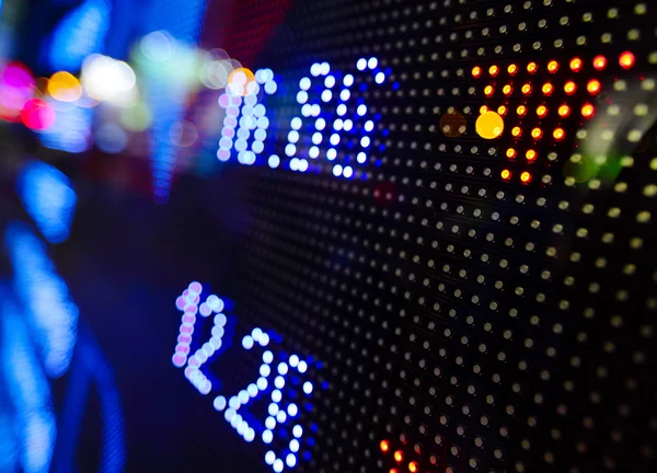 LED-Anzeige bei Nacht mit Aktieninformationen abstrakt — Stockfoto
