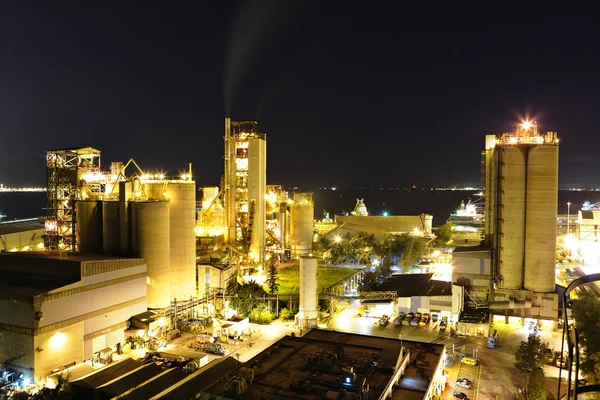 Цементный завод ночью — стоковое фото