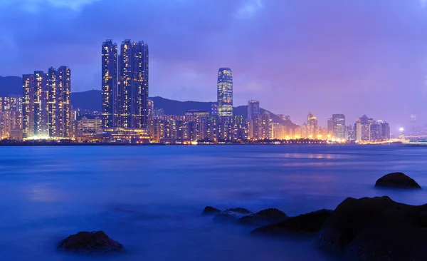 Хонг Конг нічна сцена на кам'янистому узбережжі — стокове фото