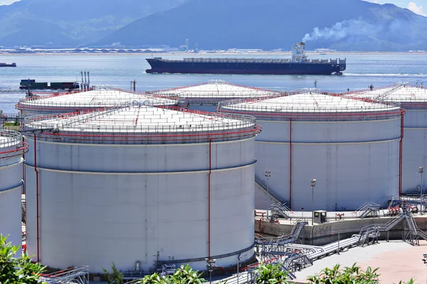 Zbiorniki do magazynowania ropy naftowej — Zdjęcie stockowe