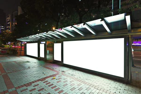 Blanco reclamebord op bushalte 's nachts — Stockfoto