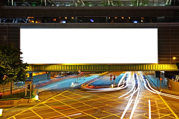 Şehir geceleri büyük boş billboard — Stok fotoğraf