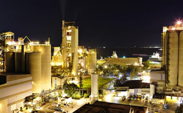 Fabryki cementu w nocy — Zdjęcie stockowe