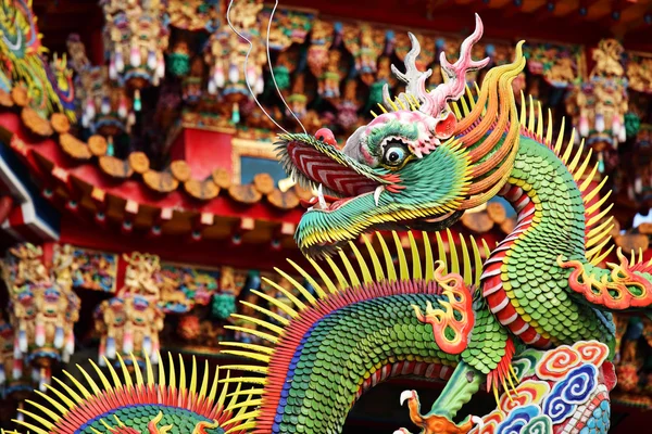 Tradiční čínský drak dekorace na střeše chrámu — Stock fotografie