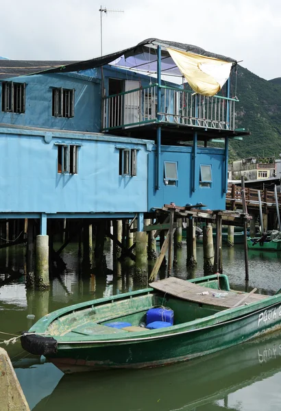 Tai O pueblo de pescadores con casa de zancos y barco viejo — Foto de Stock