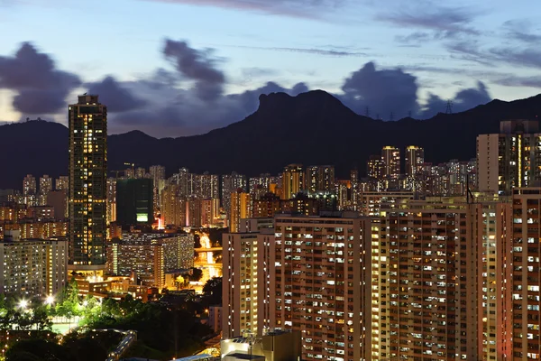 Přeplněné budova v noci v hong Kongu — Stock fotografie
