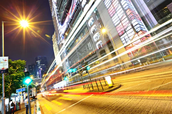Moderna urbana staden på natten med trafik — Stockfoto
