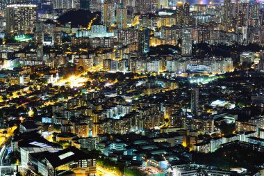 Gece vakti Hong Kong şehir merkezinde.