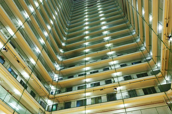 Appartementencomplex 's nachts — Stockfoto