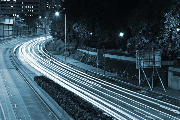 Tráfico a través de la ciudad por la noche — Foto de Stock