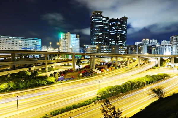 Moderna urbana landskap på natten — Stockfoto
