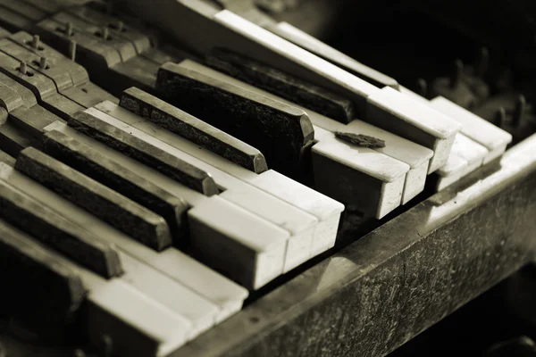 Kırık piyano tuşu — Stok fotoğraf