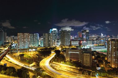 Gece vakti Hong Kong şehir merkezinde.