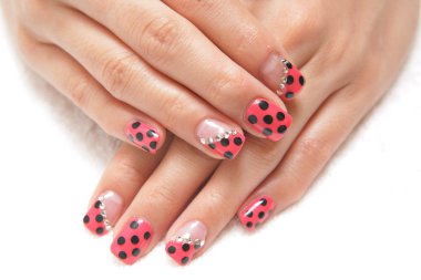 kadınların elleri ile manikür