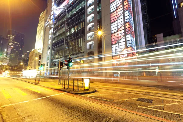 Nachts Verkehr durch die Stadt — Stockfoto