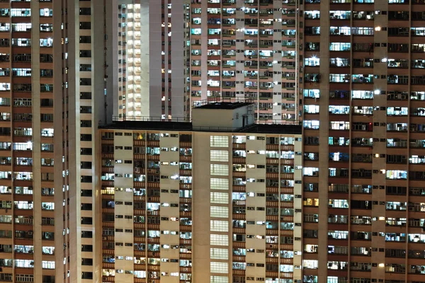 Bytový dům v noci — Stock fotografie