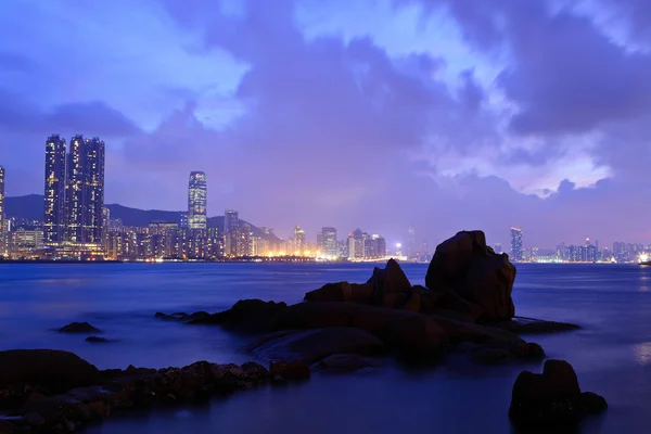 Хонг Конг нічна сцена на кам'янистому узбережжі — стокове фото