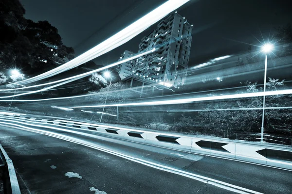 Trafiken i staden på natten — Stockfoto