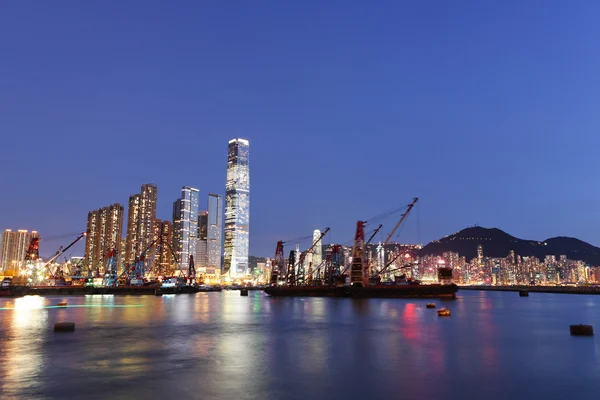 Гонконгская гавань с рабочим судном — стоковое фото