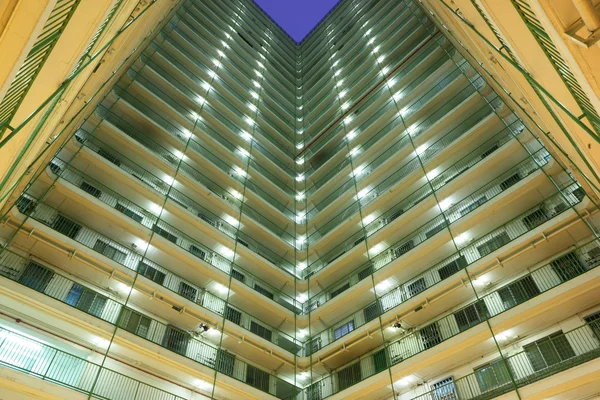 Bloco de construção de apartamentos à noite — Fotografia de Stock