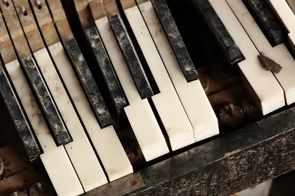 깨진된 피아노 키보드 — 스톡 사진
