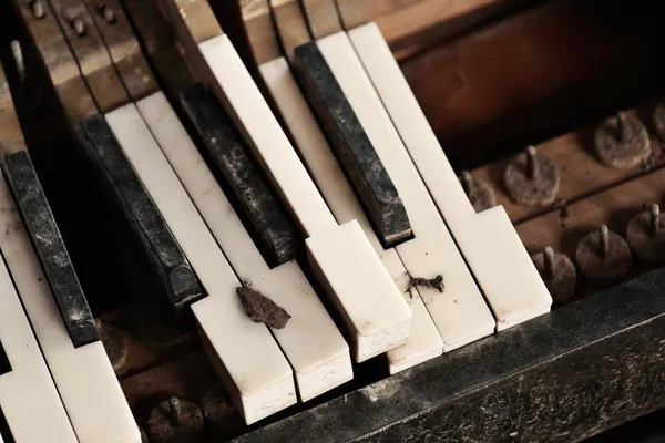 破碎的钢琴键盘 — 图库照片