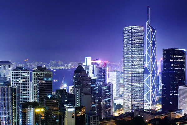 Biurowiec w nocy w hong Kongu — Zdjęcie stockowe