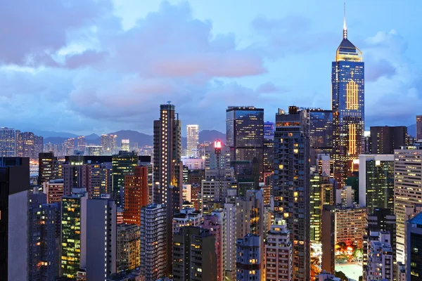 Edifício de escritórios à noite em Hong Kong — Fotografia de Stock