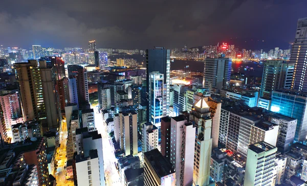 Gece kalabalık bina ile Hong kong — Stok fotoğraf