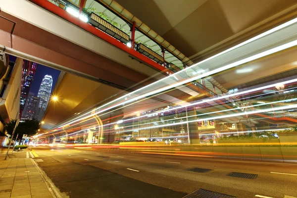 Trilhas de luz do carro na cidade moderna — Fotografia de Stock