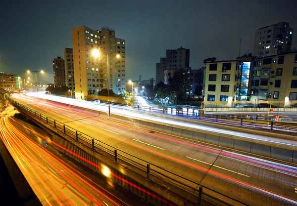 Światło trasy na nowoczesne miasto nocą — Zdjęcie stockowe
