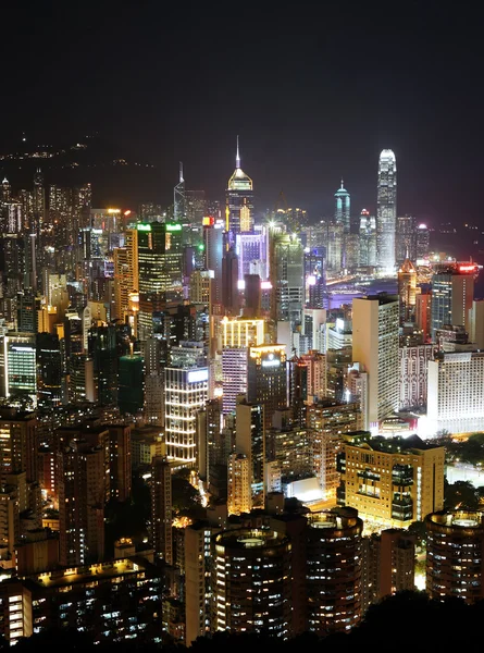 夜には混雑させた建物を持つ香港 — ストック写真