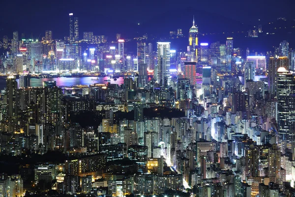 Гонконг со строительством по ночам — стоковое фото