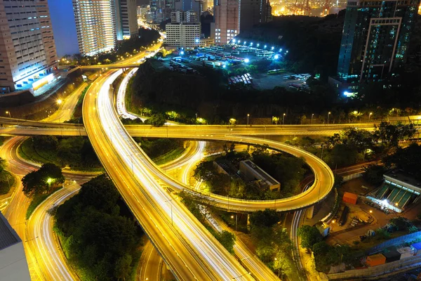 Motorvägen på natten i modern stad — Stockfoto