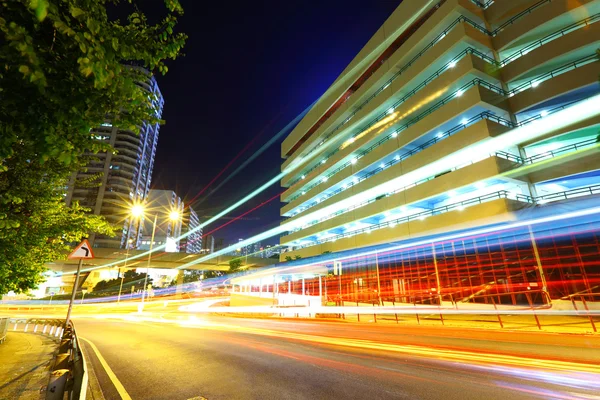 Licht paden op moderne stad bij nacht — Stockfoto