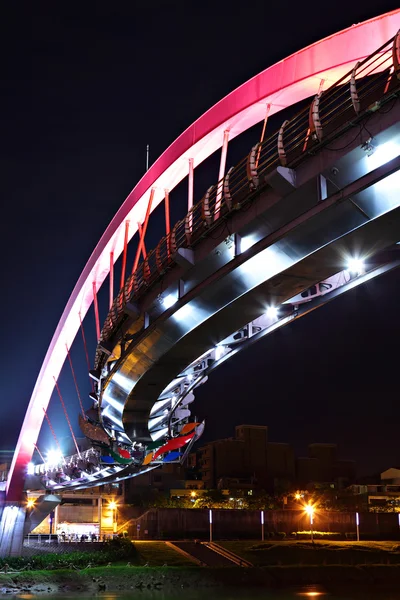 Мост ночью в Тайбэе — стоковое фото