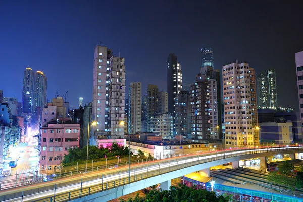 Megacity verkeer en highway bij nacht — Stockfoto