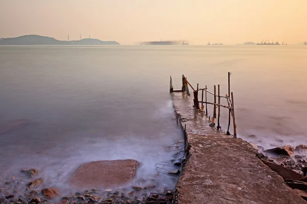 Gün batımında denize iskelede — Stok fotoğraf