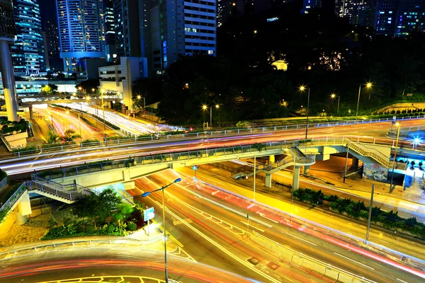 Highway bij nacht in moderne stad — Stockfoto