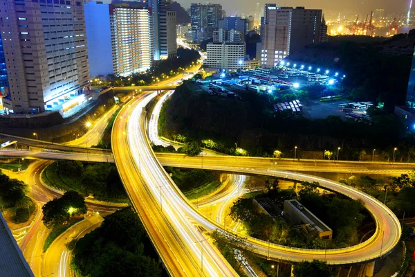 Autopista por la noche en la ciudad moderna — Foto de Stock