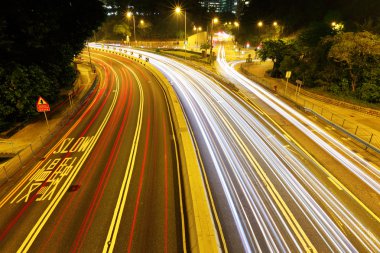 gece şehir merkezinde trafik