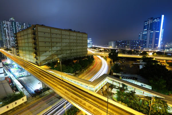 交通和城市在晚上 — 图库照片