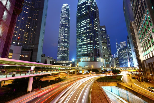 Verkehr und Stadt bei Nacht — Stockfoto