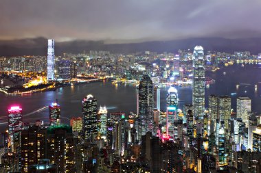 gece kalabalık bina ile Hong kong