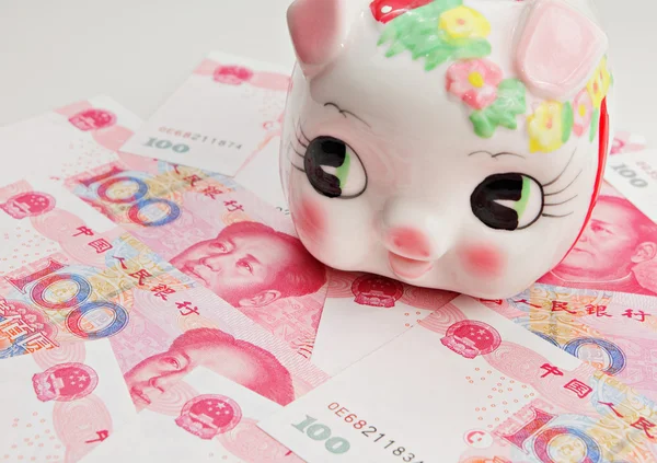 Piggy bank op china bankbiljet — Stockfoto