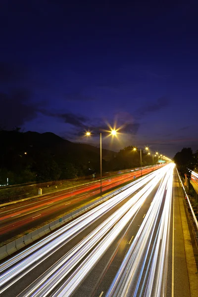 Κυκλοφορία στον αυτοκινητόδρομο τη νύχτα — Φωτογραφία Αρχείου